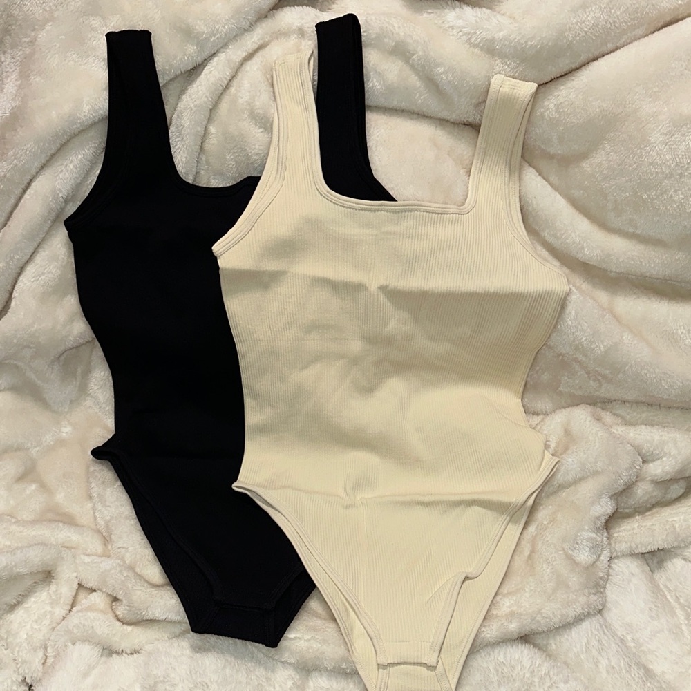 2 Sleeveless body suit
